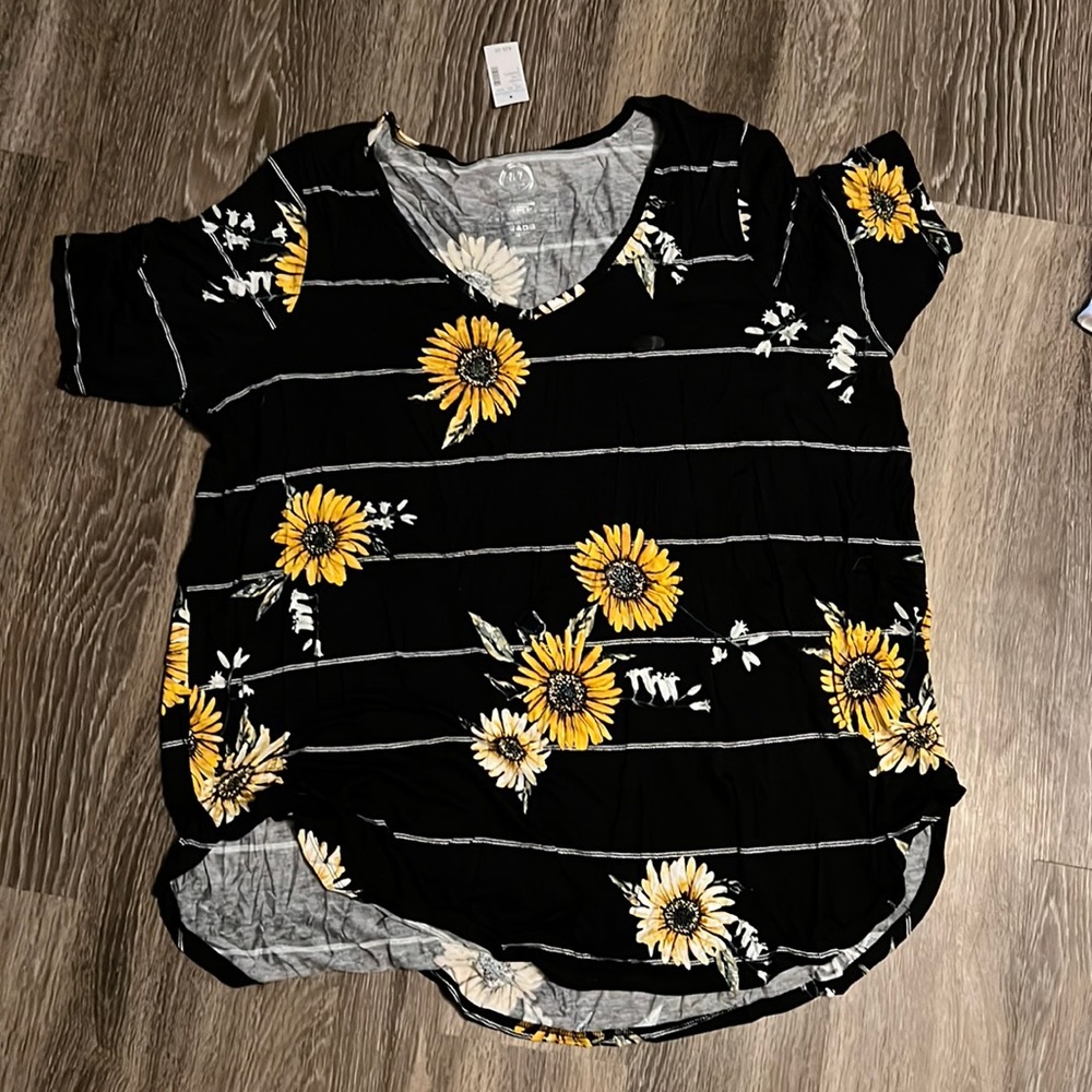 NWT! Maurice’s sunflower hi-low top